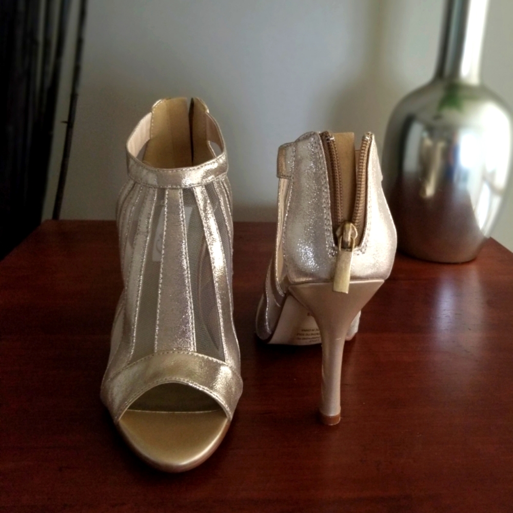Gold pumps